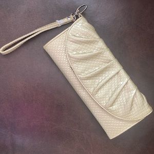 🌟NEW🌟 Mundi gold sparkly wristlet clutch purse/wallet